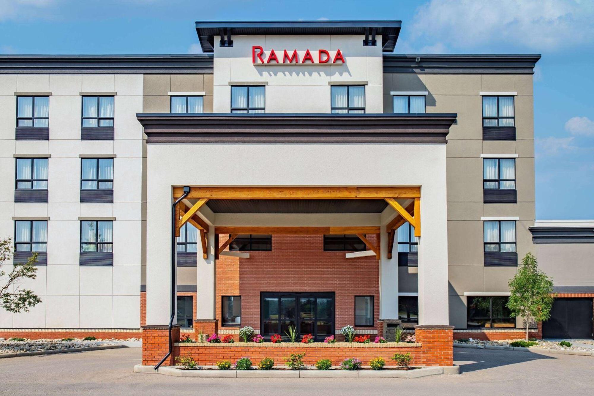 Отель Ramada By Wyndham Кокрейн Экстерьер фото